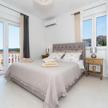 Apartament In With Wifi Sali